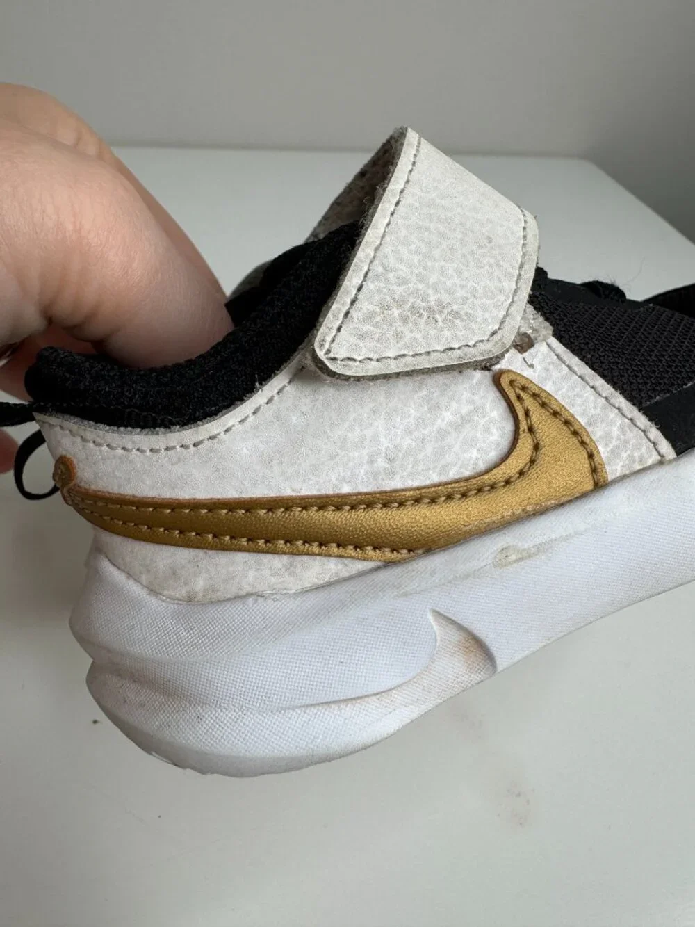 Nike Team Hustle D10 Baby Shoes Boys 8C Black White Hook and Loop Strap Leather